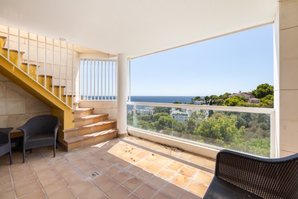 Penthouse with panoramic rooftop terrace and sea views in Illetas