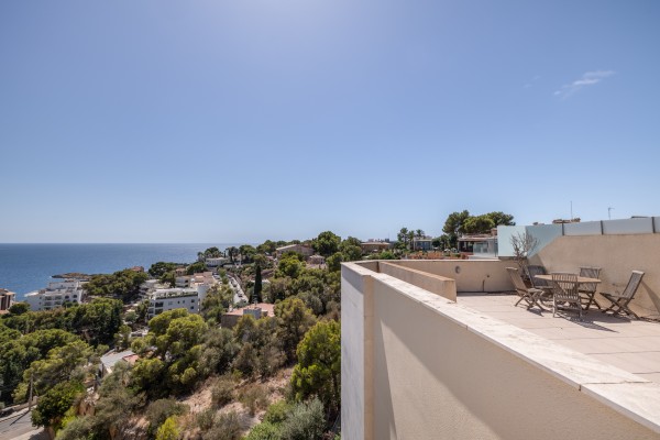 Penthouse with panoramic rooftop terrace and sea views in Illetas